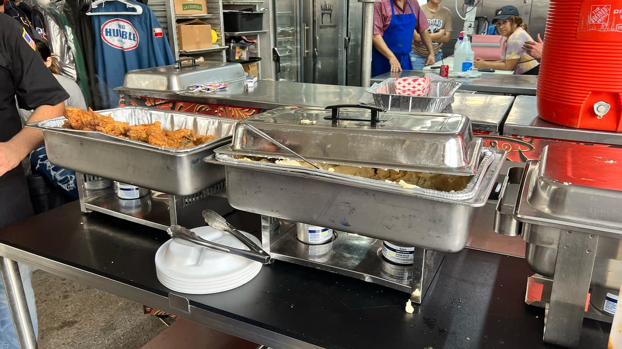 Además de carne, se ofrece también pollo y otros suculentos platos que son hechos al instante.