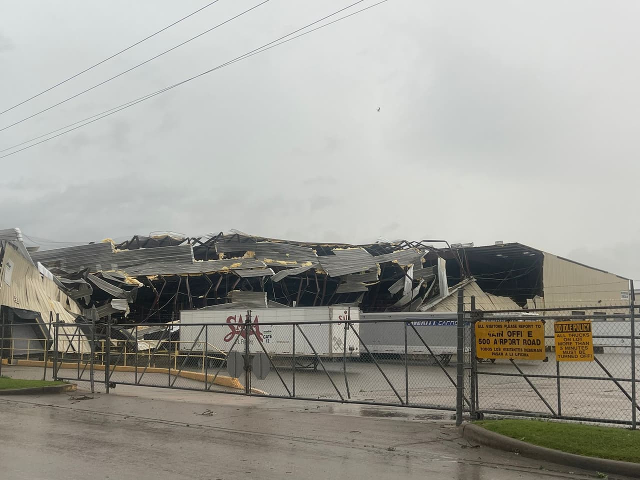 El techo de esta bodega también quedó destruida ante el paso de la tormenta, en Terrell, Texas.