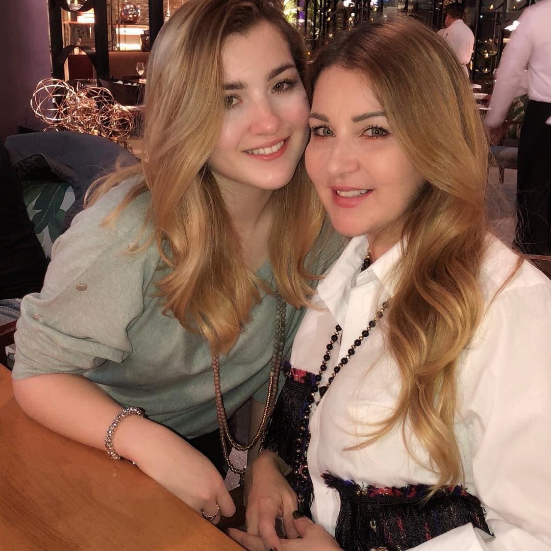 Sin embargo, Alicia declaró el 12 de junio pasado que la joven se encuentra
<a href="https://www.univision.com/entretenimiento/celebridades/la-hija-de-alicia-villarreal-y-arturo-carmona-hace-llorar-a-su-mama-desde-que-se-fue-de-casa-fotos">estudiando en Alemania</a>, decisión que la cantante apoyó.