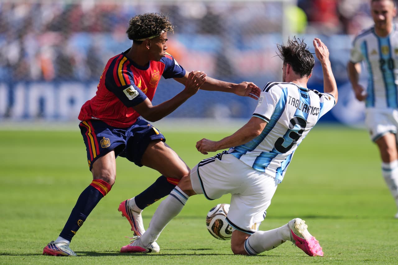 Yamal y Tagliafico pelean por el balón.