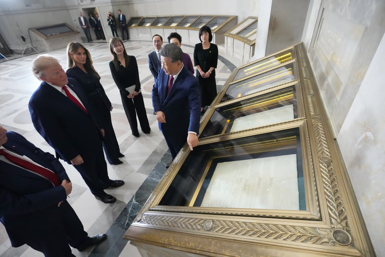 El presidente Donald Trump, la primera dama Melania Trump, el presidente chino Xi Jinping y su esposa Peng Liyuan, junto con Bradford Wilson, archivista de los Estados Unidos, examinan la Constitución, la Declaración de Derechos y otros documentos en los Archivos Nacionales, el viernes 25 de septiembre de 2026, en Washington.