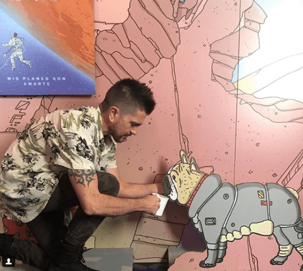 Juanes siempre tiene a sus mascotas en mente y en sus giras o viajes, lleva consigo imágenes de estos para recordarlos.
<br>