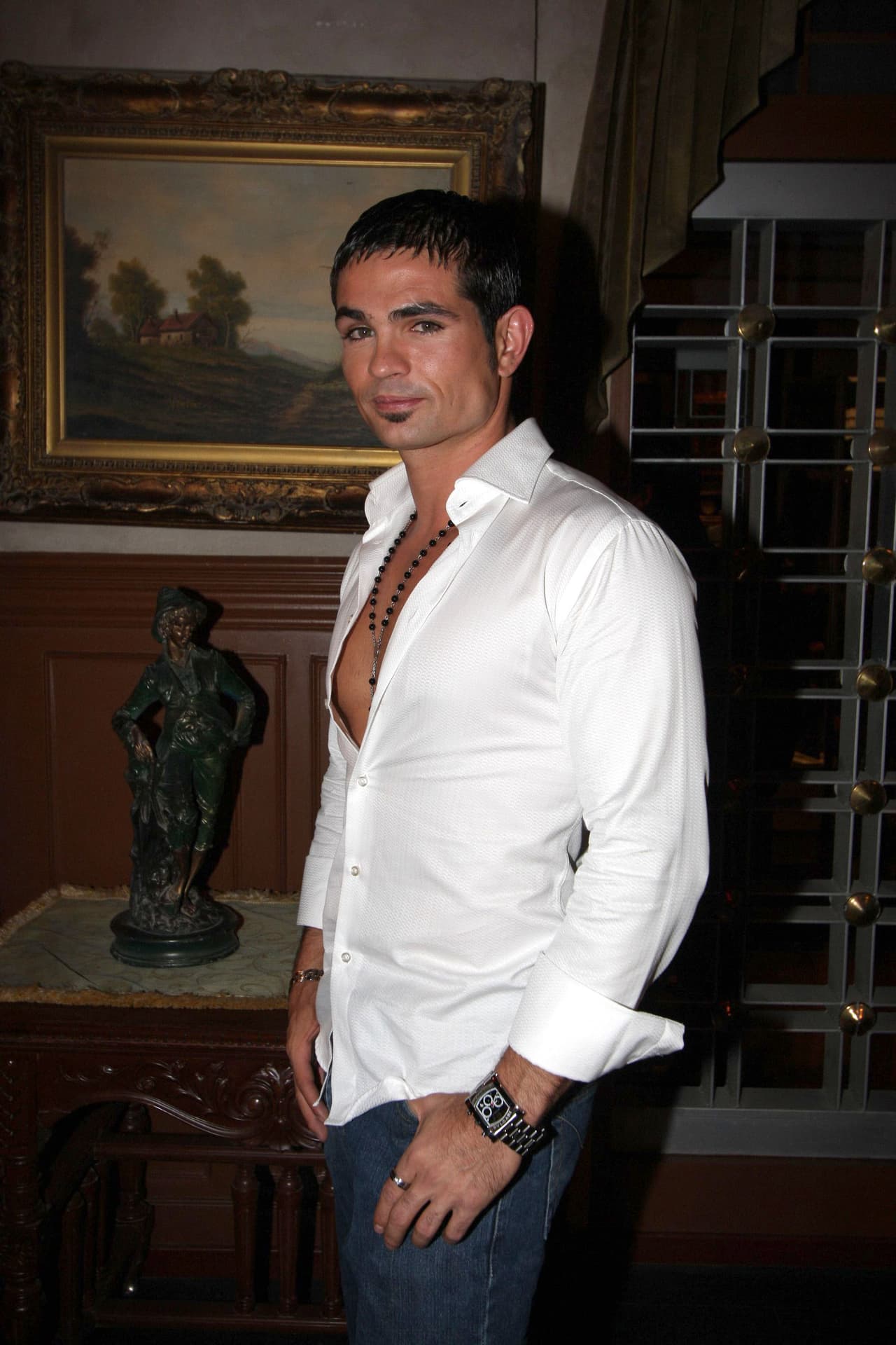 En el 2008 hizo su primer papel antagónico en ‘En Nombre del Amor’ en donde compartió créditos con Allisson Lozz y Altair Jarabo.