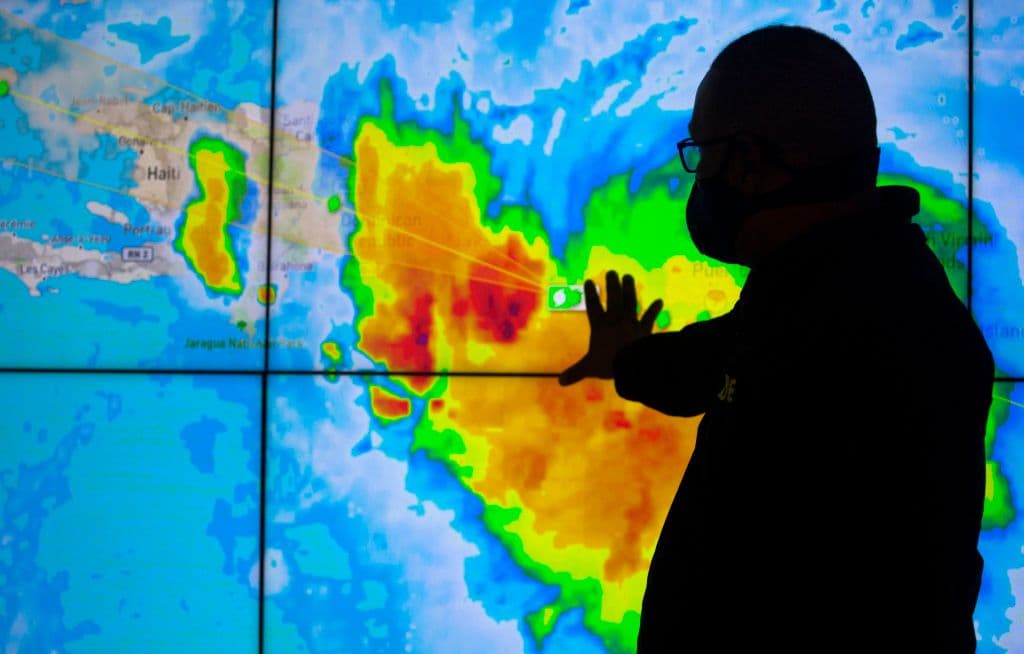 Un empleado del centro de emergencias monitorea el paso de Laura por Santo Domingo.