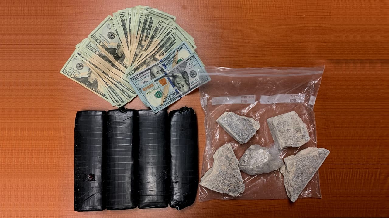 A los dos hombre se les incautó aproximadamente 1,300 gramos de metanfetamina, casi 700 gramos de heroína y $ 1,500 en efectivo, según Derreck Booth, portavoz de la Oficina del Alguacil del condado de Hall.