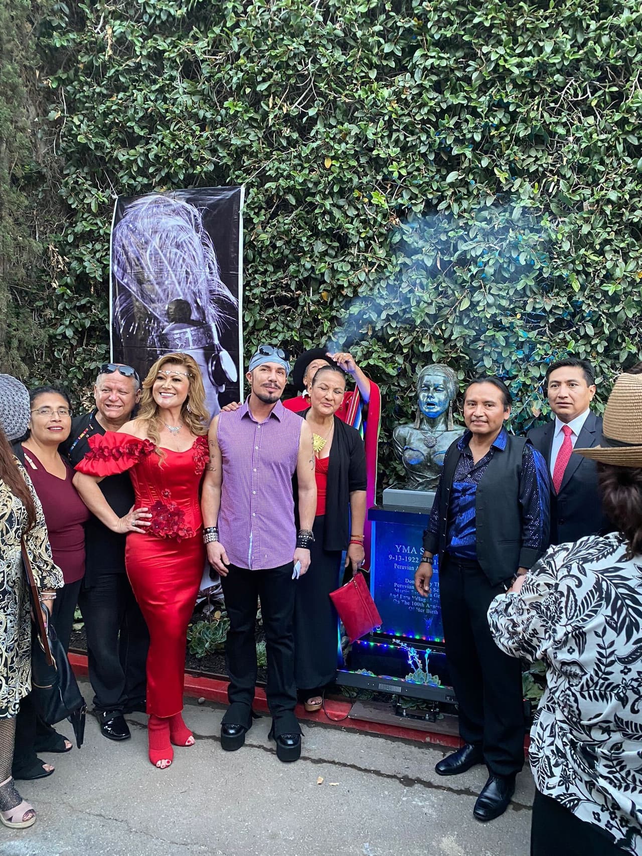 La escultura de Yma
<i>Súmac</i> fue donada al cementerio Hollywood Forever por el escultor peruano francés Martín Espinoza Grajeda.
<b>La Organización Perú Village, artífice de esta ceremonia de reconocimiento, </b>junto a Milagros Lizárraga, miembro del comité de organización cultural, al lado el Cónsul José Luis Chávez del Consulado general del Perú en Los Ángeles.