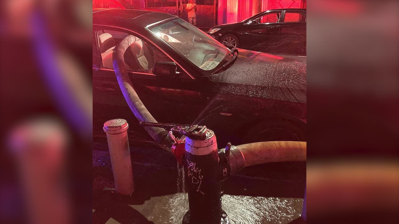 Bomberos rompen ventanas de lujoso BMW estacionado frente a hidrante en El Bronx