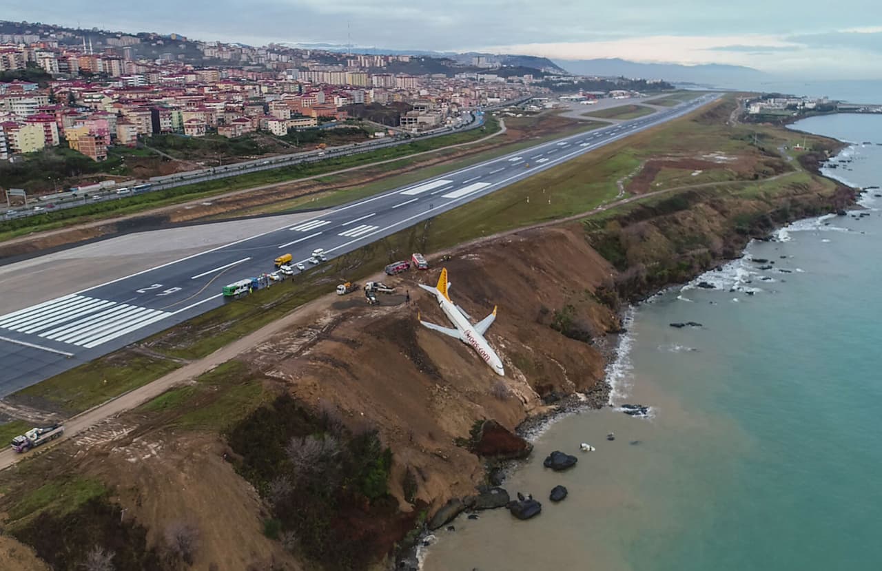 Un avión comercial que intentaba aterrizar en el aeropuerto costero de Trabzon, en Turquía, se salió de la pista y terminó en una empinada ladera al borde del Mar Negro, este sábado por la noche.
<br>