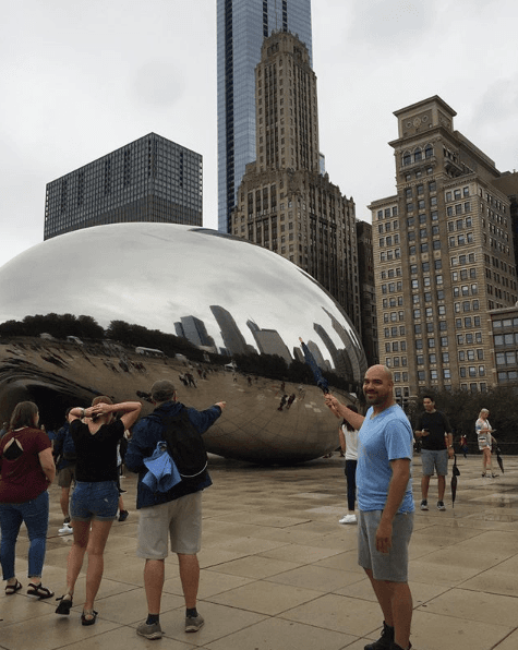 Raúl El Pelón: El Pelón viajó a Chicago y todavía se debe estar preguntando si el popular monumento es un frijol o una nube. ¿Ustedes qué dicen?