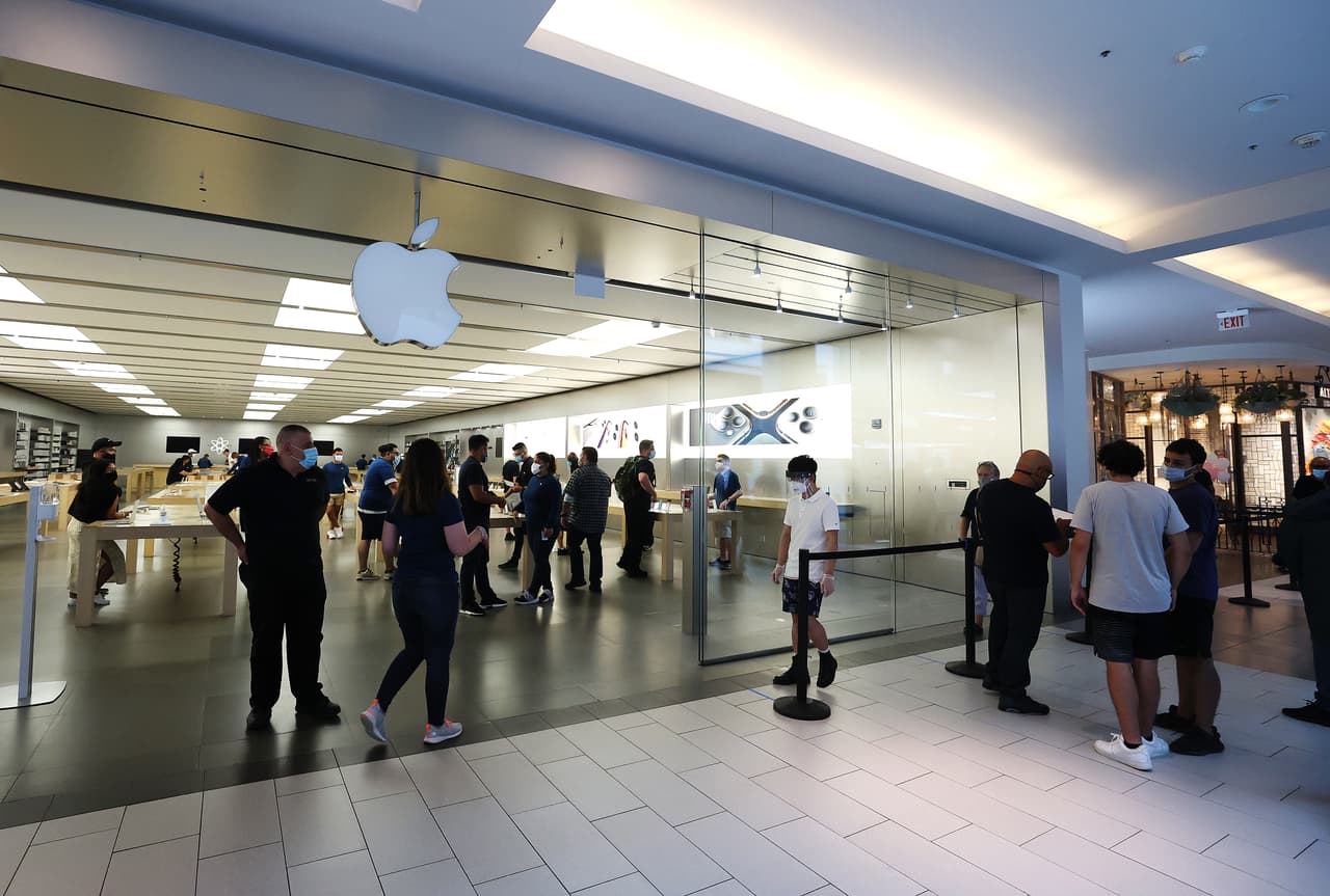 Apple cerró sus tiendas minoristas al comienzo de la pandemia, y cuando la compañía comenzó a reabrir tiendas, inmediatamente requirió que los clientes usaran máscaras en el interior.