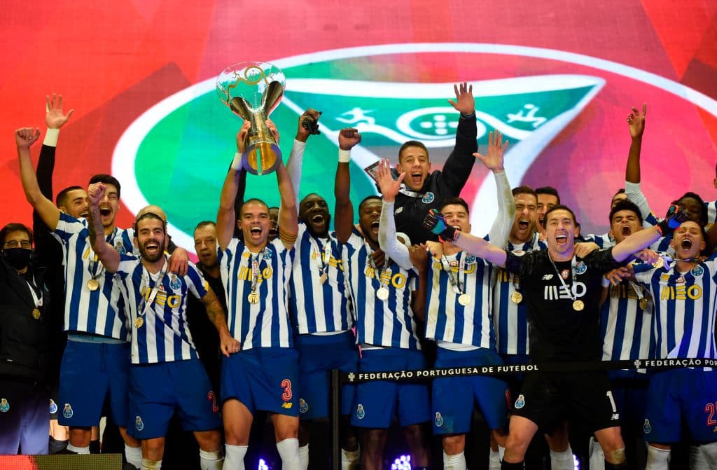 ¡Así festejó el Porto de Tecatito el triplete de Portugal! | Las espectaculares postales de la celebración de la vigesimosegunda Supercopa de los Dragones.