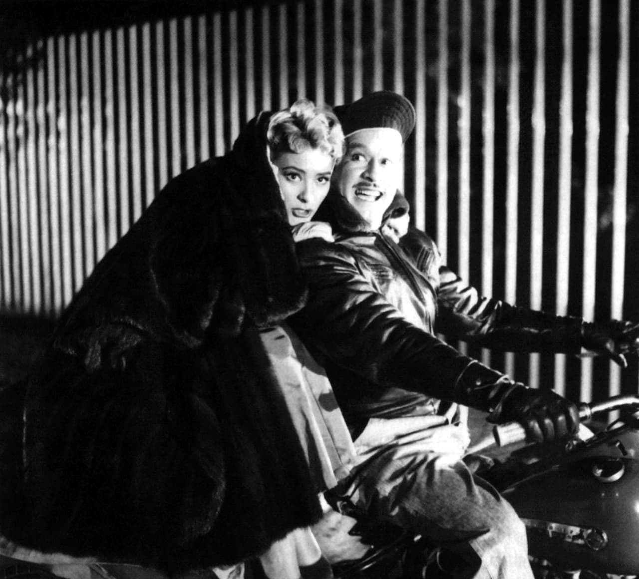 Los restos del intérprete fueron trasladados al teatro Jorge Negrete, donde permanecieron y fueron honrados por 22 horas continuas.