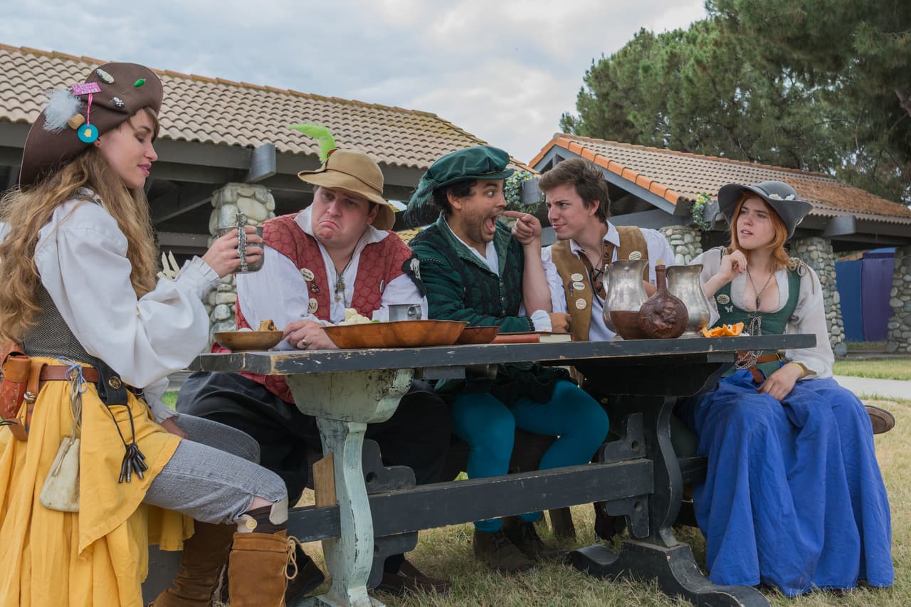 <b>RENAISSANCE FAIR:</b> viaja en el tiempo con tu familia y participa de una de estas ferias que generalmente tienen lugar a principios del otoño y son una forma fantástica de que tus hijos aprendan sobre el medioveo y sus costumbres, mientras comen patas de pavo, escuchan música de tiempos lejanos y se toman fotos con personajes medievales.