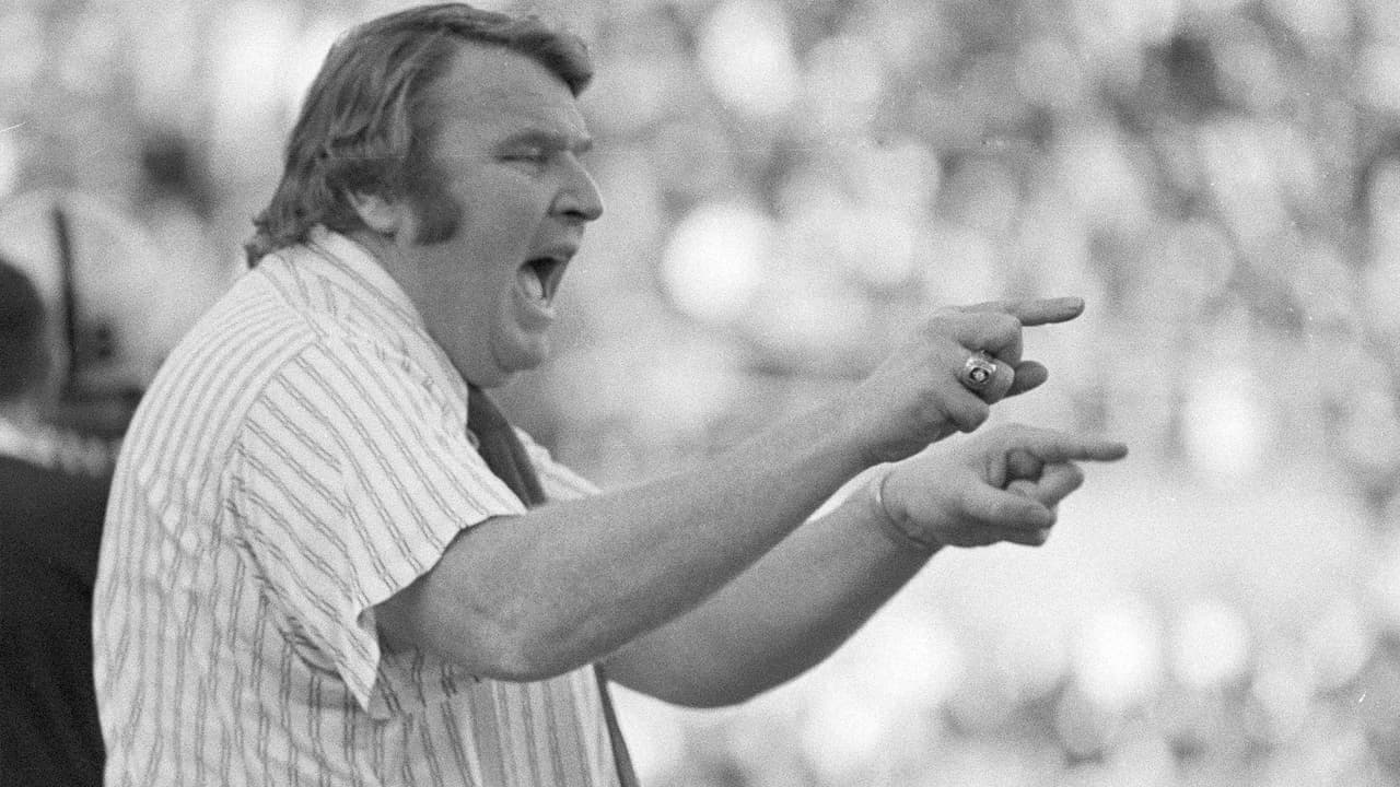 Como jugador se desempeñaba en la línea ofensiva y defensiva en la Universidad Politécnica del Estado de California.