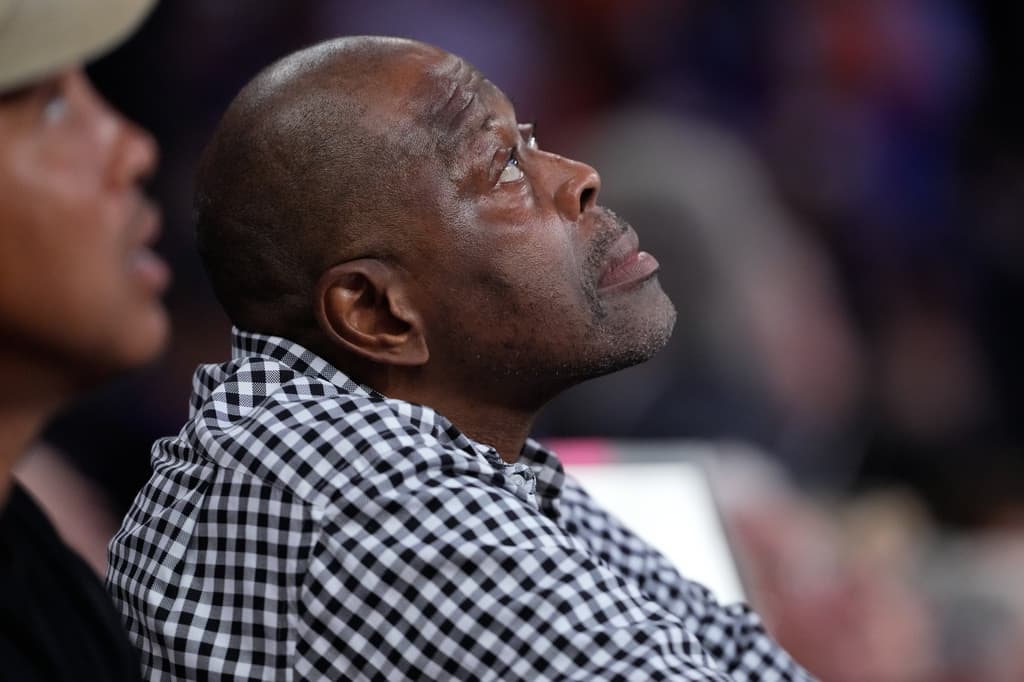 <b>DECEPCIÓN</b>: Si la derrota cayó como un balde de agua fría a los fanáticos de los Knicks, imaginen cómo se sintió
<b>su embajador, <a href="https://www.univision.com/local/nueva-york-wxtv/que-une-knicks-brasil-conexion-rumbo-finales-nba-copa-mundial" target="_blank">la leyenda de la NBA, Patrick Ewing,</a></b> quien dedicó años a buscar la oportunidad que hoy día el equipo está viviendo.