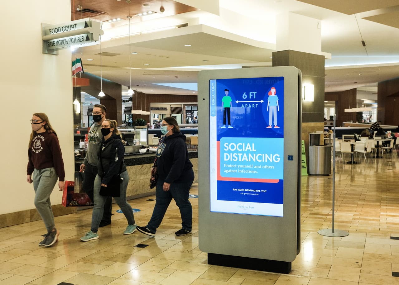 <b>Tenga cuidado de su entorno/alrededor: </b>El Black Friday es el día de compras más concurrido y caótico del año. Asegúrese de cerrar su vehículo con llave y no deje artículos personales desatendidos o a la vista de todos.