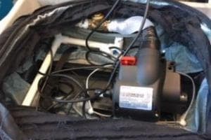 Un equipo de TV intenta pasar una bomba falsa por un aeropuerto de Nueva York y terminan detenidos