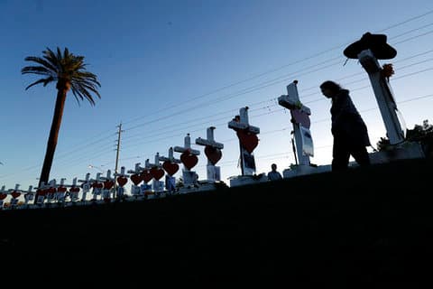 Cada cruz representa a cada una de las personas que murieron a manos de Stephen Paddock, quien disparó desde una ventana del Mandalay Bay Casino hacia los asistentes de un festival de música country el pasado fin de semana.