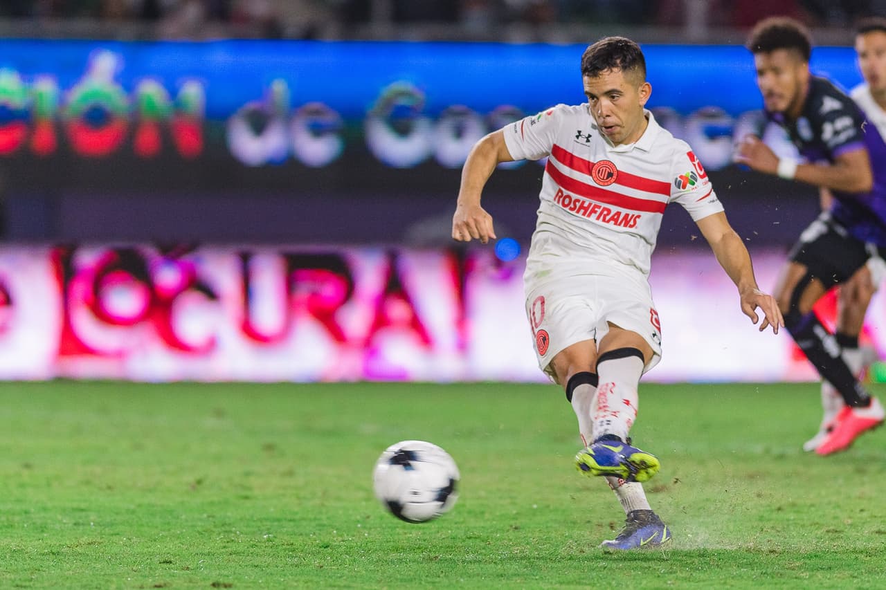 Nico López se encargaría del 1-2 de penal tras la revisión del VAR en una jugada polémica en el área.