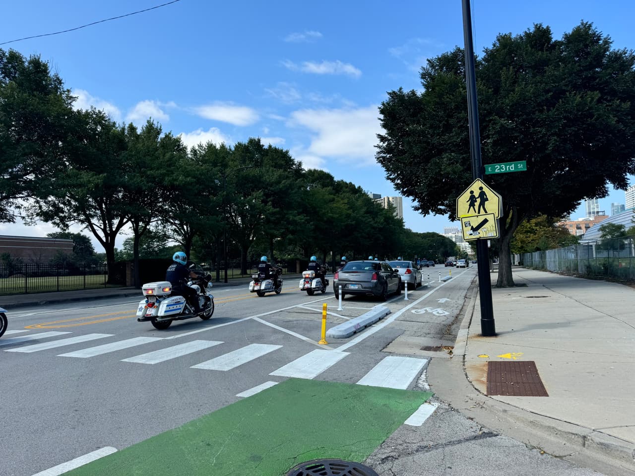 El gobernador de Illinois, el demócrata J.B. Pritzer, indicó que hay 200 agentes de la Guardia Nacional listos para intervenir en caso de que hiciera falta.