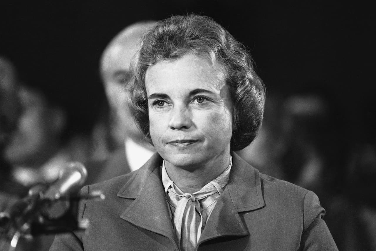 La jueza Sandra Day O'Connor en sus audiencias de confirmación ante el Comité Judicial del Senado, el 9 de septiembre de 1981. La primera mujer en integrar la Corte Suprema de Estados Unidos.