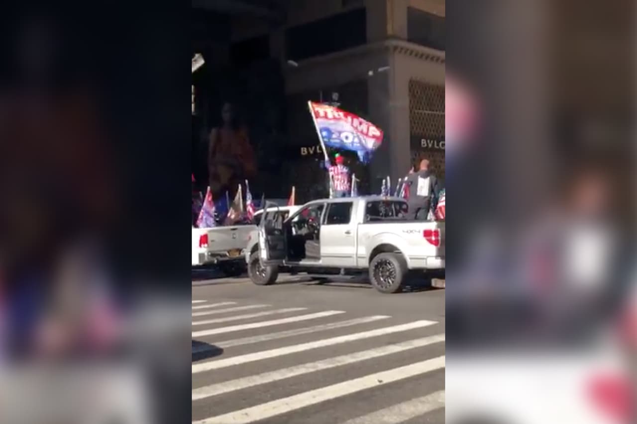 Cientos se reúnen en coches frente a Torre Trump en apoyo al presidente hospitalizado con coronavirus