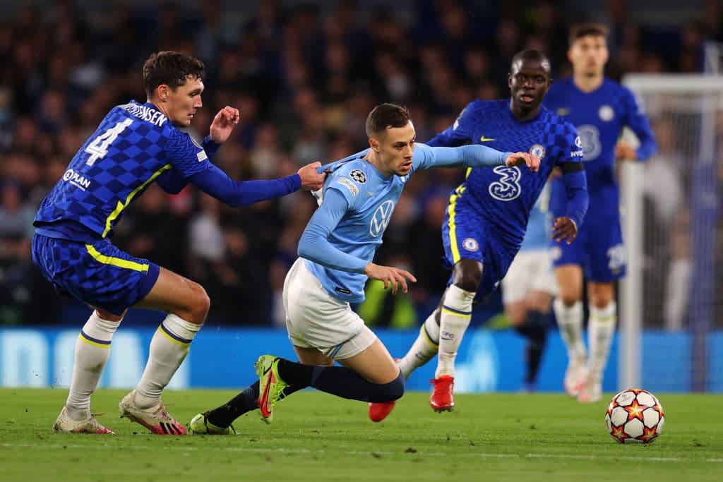 Chelsea, sin piedad, golea al Malmö 4-0 en Stamford Bridge, durante la Jornada 3 en la UEFA Champions League. Andreas Christensen abrió el marcador al minuto 4', seguido de un doblete por parte de Jorge Luis Frello, ambos como cobro de penaltis y el último de Kai Havertz al 48', quedando segundos del Grupo H.