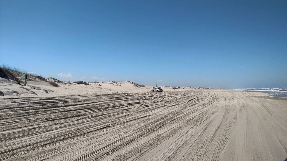 Carova es una comunidad en el norte de Outer Banks a la que solo se puede acceder en vehículos 4×4, ya que está bien alejada de las carreteras pavimentadas.