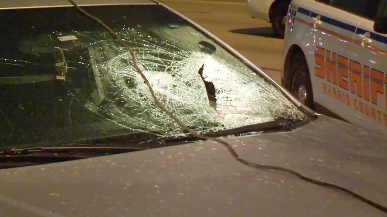 Mujer
<a href="https://www.univision.com/local/houston-kxln/mujer-se-quita-la-vida-saltando-frente-a-un-automovil-en-plena-carretera-video">se quita la vida</a> saltando frente a un automóvil en plena carretera
<br>Las autoridades indicaron que la mujer dejó notas de suicidio dentro de su vehículo que dejó estacionado en la carretera, en ellas pedía perdón a su familia.