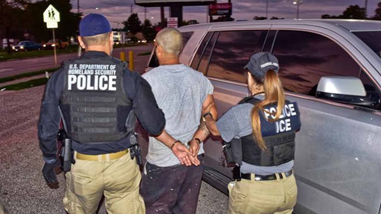 Arrestan a mexicano acusado de amenazar con disparar a agentes de inmigración