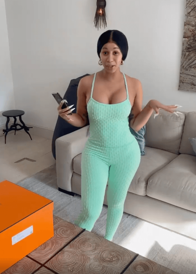 Cardi B también se ha dejado ver muy cómoda utilizándolos para los días de estar en casa.