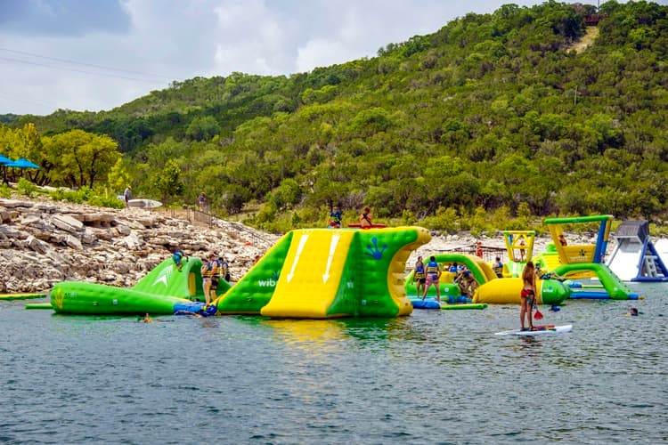 Al llegar, las personas tienen acceso ilimitado al parque frente al lago.