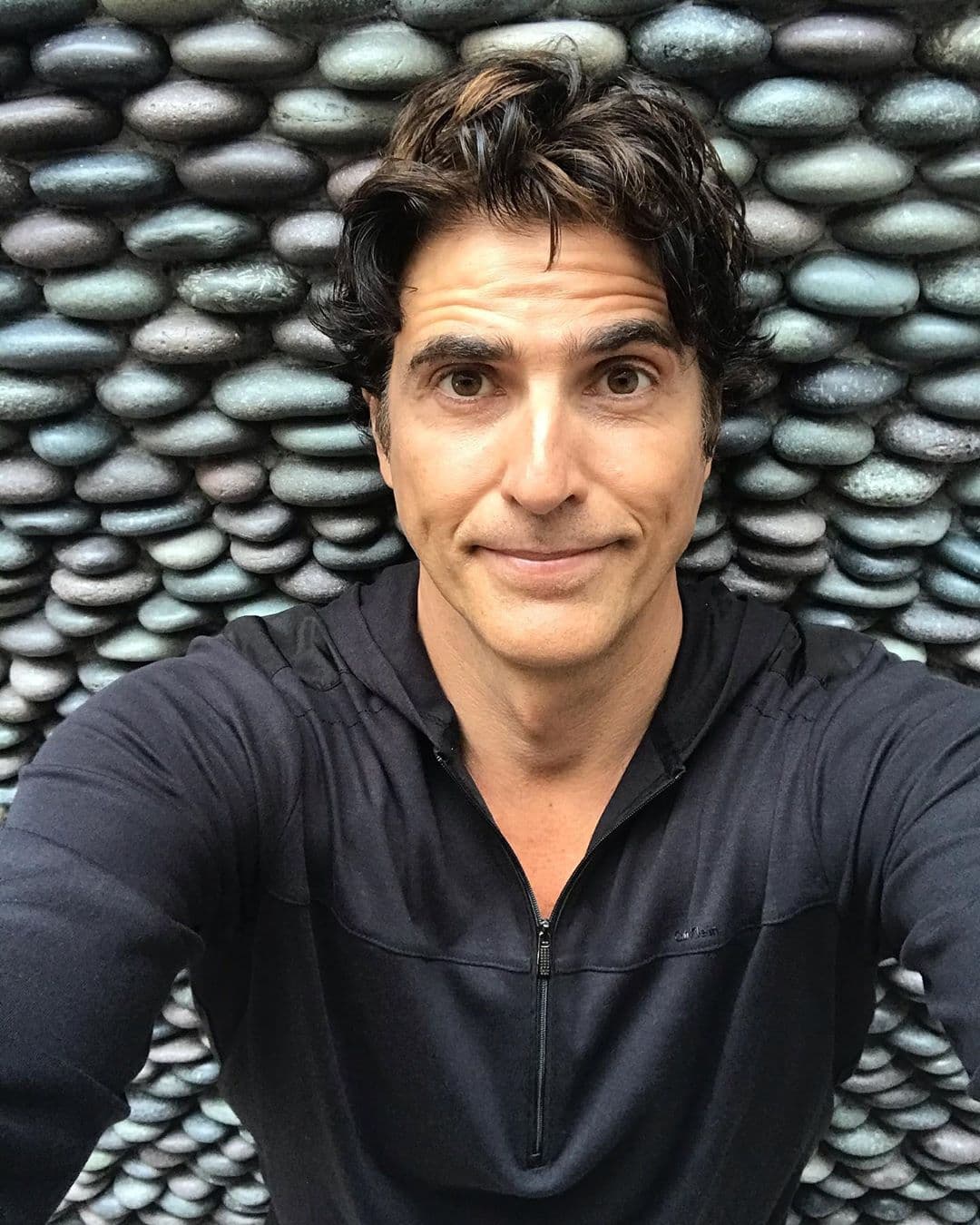 Lamentablemente, la tragedia también ha tocado a su puerta. En noviembre de 2011, se dio a conocer que el actor estaba librando la batalla contra el cáncer linfático, enfermedad que cobró la vida de su padre apenas un mes antes. Por fortuna, lo superó y desde entonces apoya a asociaciones que luchan contra este padecimiento en niños.