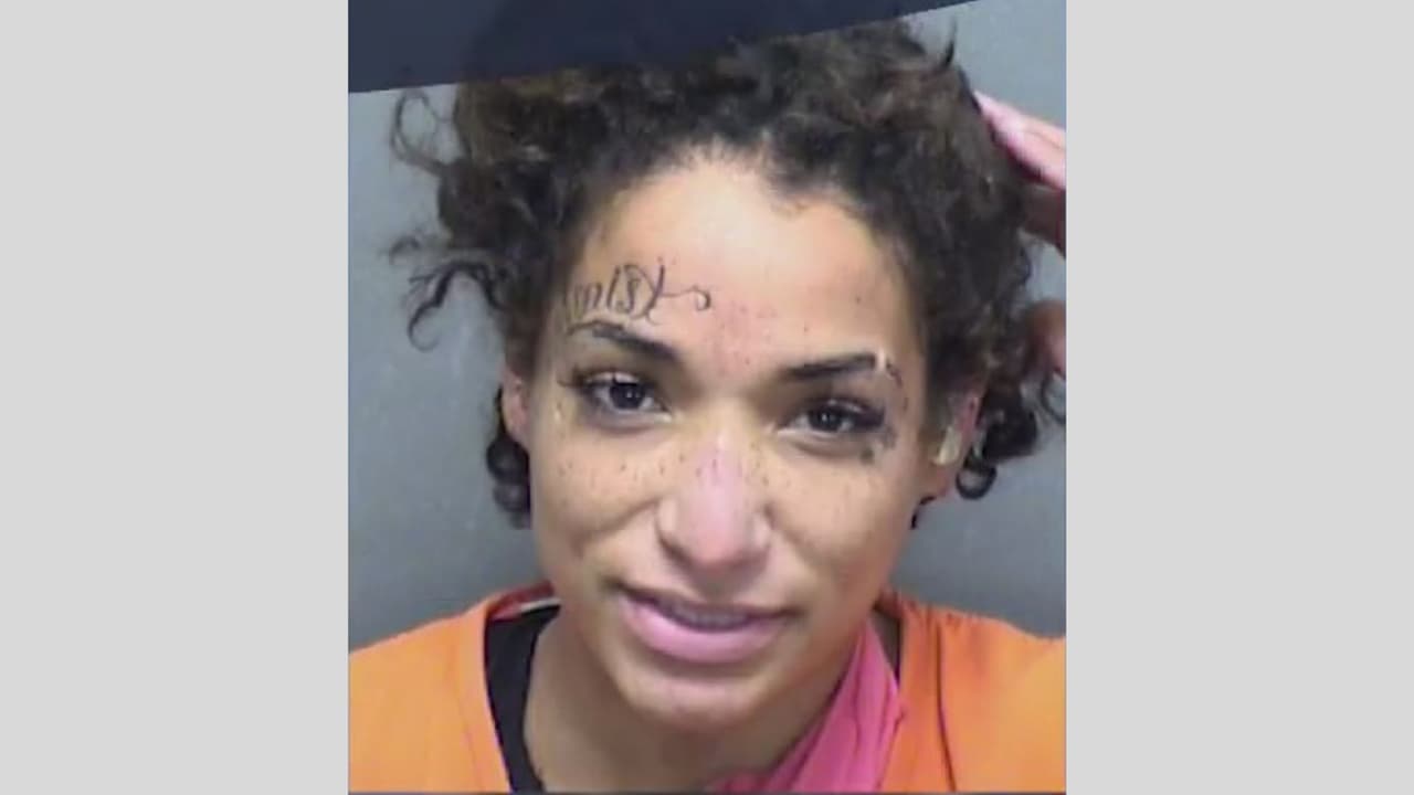 La Policía de Biloxi, en Mississippi, arrestó a Benson el martes16 de diciembre.
<br>
<br>La mujer enfrenta cargos por intento de causar daño grave y su fianza fue fijada en 100 mil dólares.