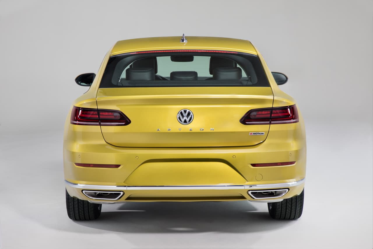El aspecto trasero del Volkswagen Arteon no delata el hecho de que se trata de un versátil Hatchback, sin duda una decisión tomada para complacer al mercado estadounidense que es inexplicablemente adverso a los prácticos hatchback.