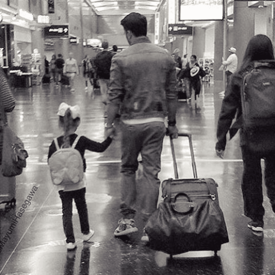 "Daddy-Daughter trip. Just the two of us! Gracias a @hasegawamayumi por el paparazzi shot".