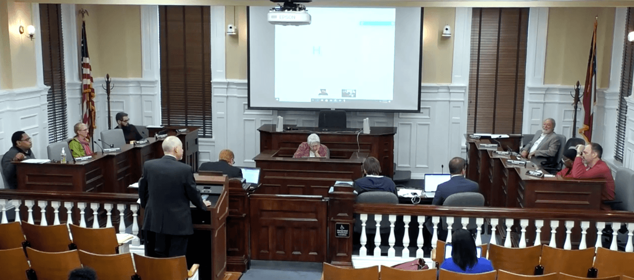 Declaran toque de queda voluntario en Athens y ordenan el cierre inmediato de negocios no esenciales