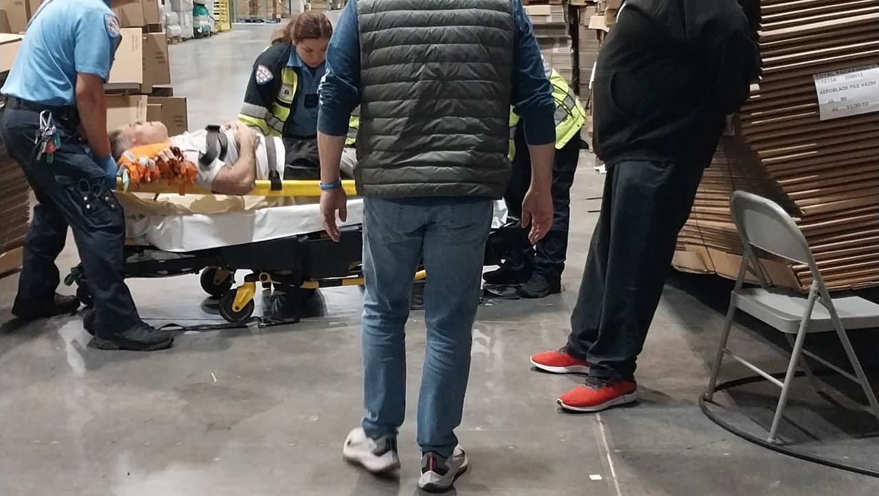 Hispano resulta con diversas fracturas tras caerle una pila de tablas en Gastonia, su esposa pide apoyo para los gastos médicos