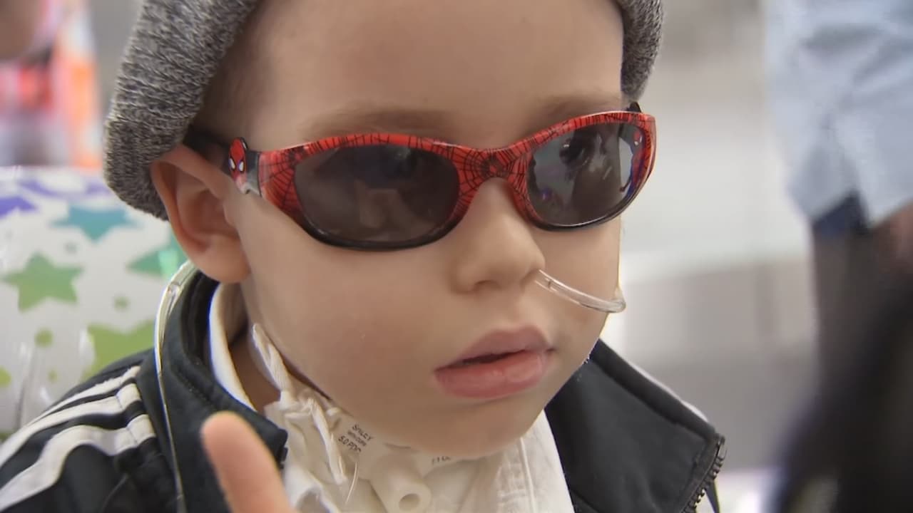 “No tengo palabras, ahora estoy muy conmovido y quiero agradecerle a todas las personas que me han ayudado en darme una oportunidad de salvar a mi hijo”, dijo el padre del menor con cáncer, a su arribo a EEUU. La comunidad de Miami ha sido uno de los principales apoyos, pues recaudó unos 45,000 dólares para el pequeño.