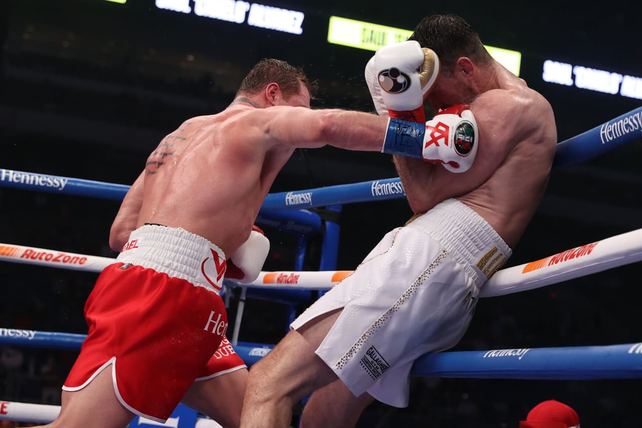 Canelo daba cátedra a la defensa y al ataque con su gancho diestro.