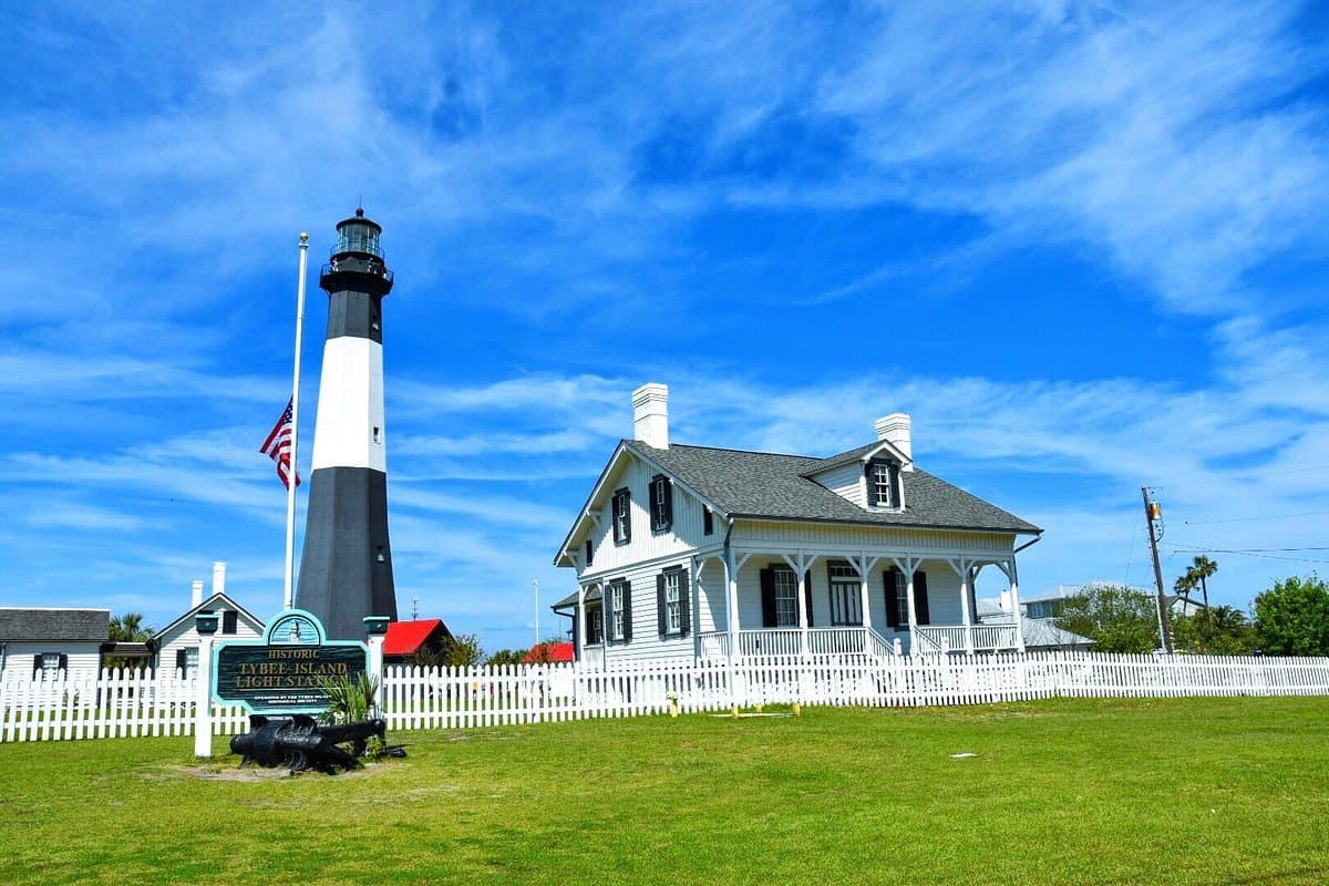 <b><a href="https://www.tybeelighthouse.org/">Tybee Island Light Station And Museum</a></b>. El faro de Tybee Island fue construido en 1773 y es el faro más antiguo y alto de Georgia. La torre mide 145 pies de altura y tiene tres cabañas de cuidadores cerca. Una pequeña cocina de verano de 1812 alberga hallazgos arqueológicos. Al otro lado de la calle hay una batería militar de 1899 que alberga el Museo Tybee Island. Las exhibiciones cubren la época de la tribu Euchee, la historia de Fort Screven, la era dorada de Tybee y más.
<br>
<br>
<b><a href="https://goo.gl/maps/mgogbsPgz3tKuLbu8">Cómo llegar</a></b>