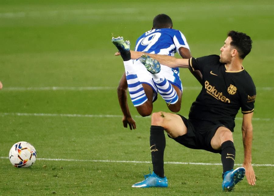 Barcelona propina goliza a la Real Sociedad con un marcador de 6-1. Griezmann abrió el marcador para los culés, seguido de Sergiño Dest, quien se lució con doblete al igual que Leo Messi y Dembelé cerró con broche de oro al minuto 71. El único tanto de los blanquiazules fue por parte de Ander Barrenetxea al minuto 77 en la J28 de LaLiga.