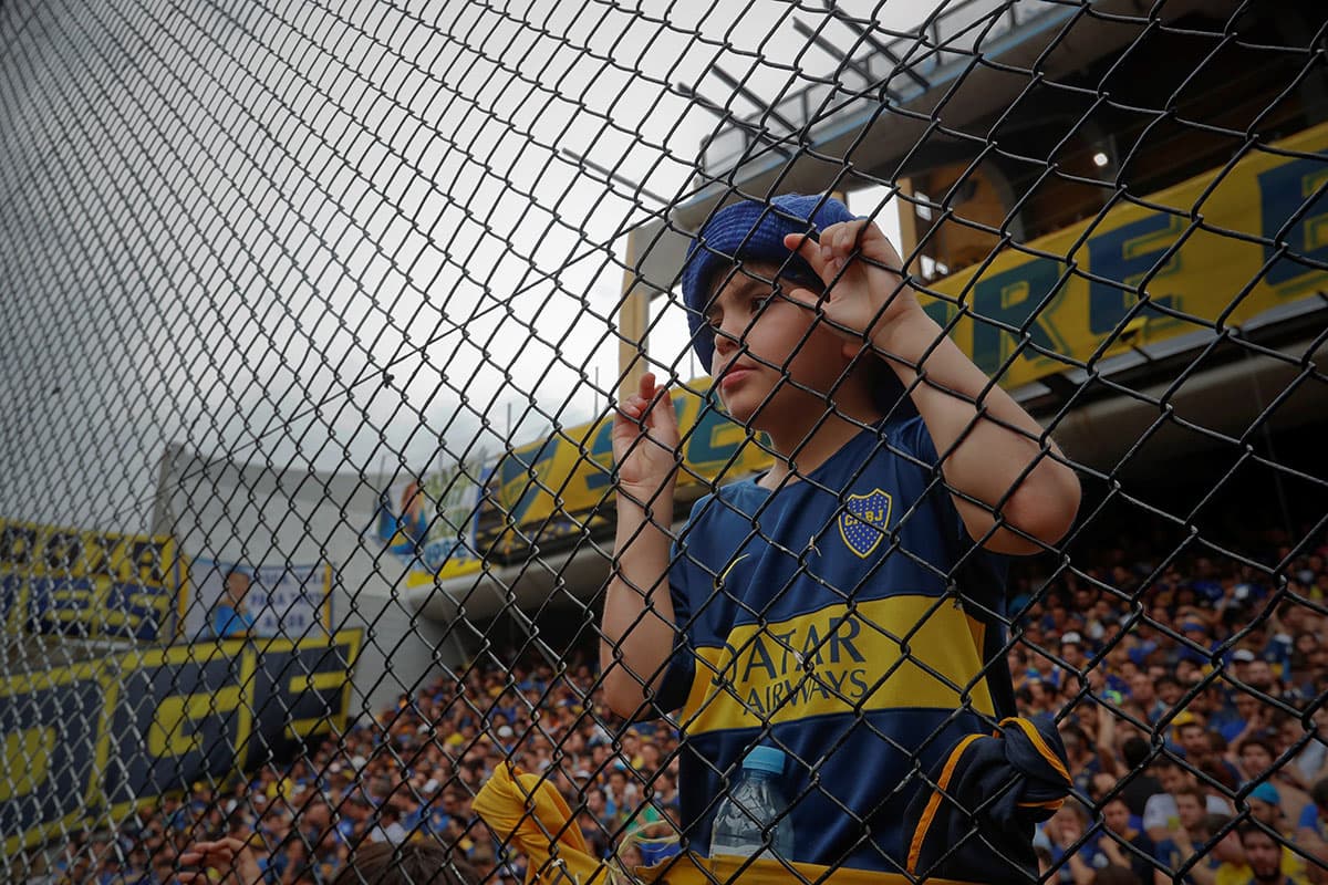 Los hinchas de Boca Juniors y River Plate viven con pasión la ida en la final de Copa Libertadores. Los xeneizes lo disfrutan en La Bombonera, mientras los 'millonarios' apoyan en el Monumental, pues no pueden ir al estadio de su rival.