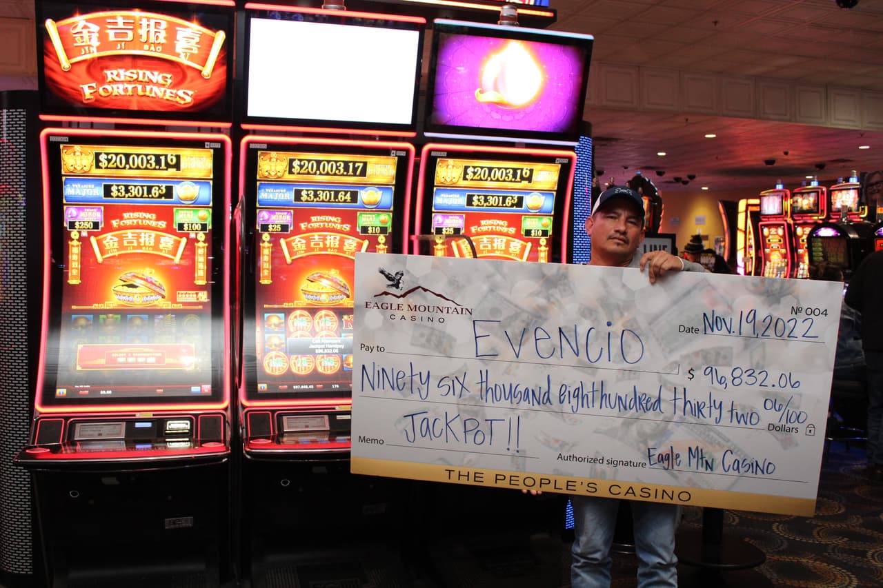 Evencio Valencia Rocha con su cheque.