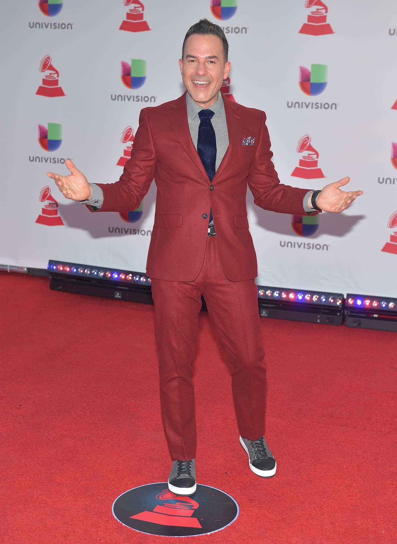 Muy alegre el conductor Carlos Calderón.