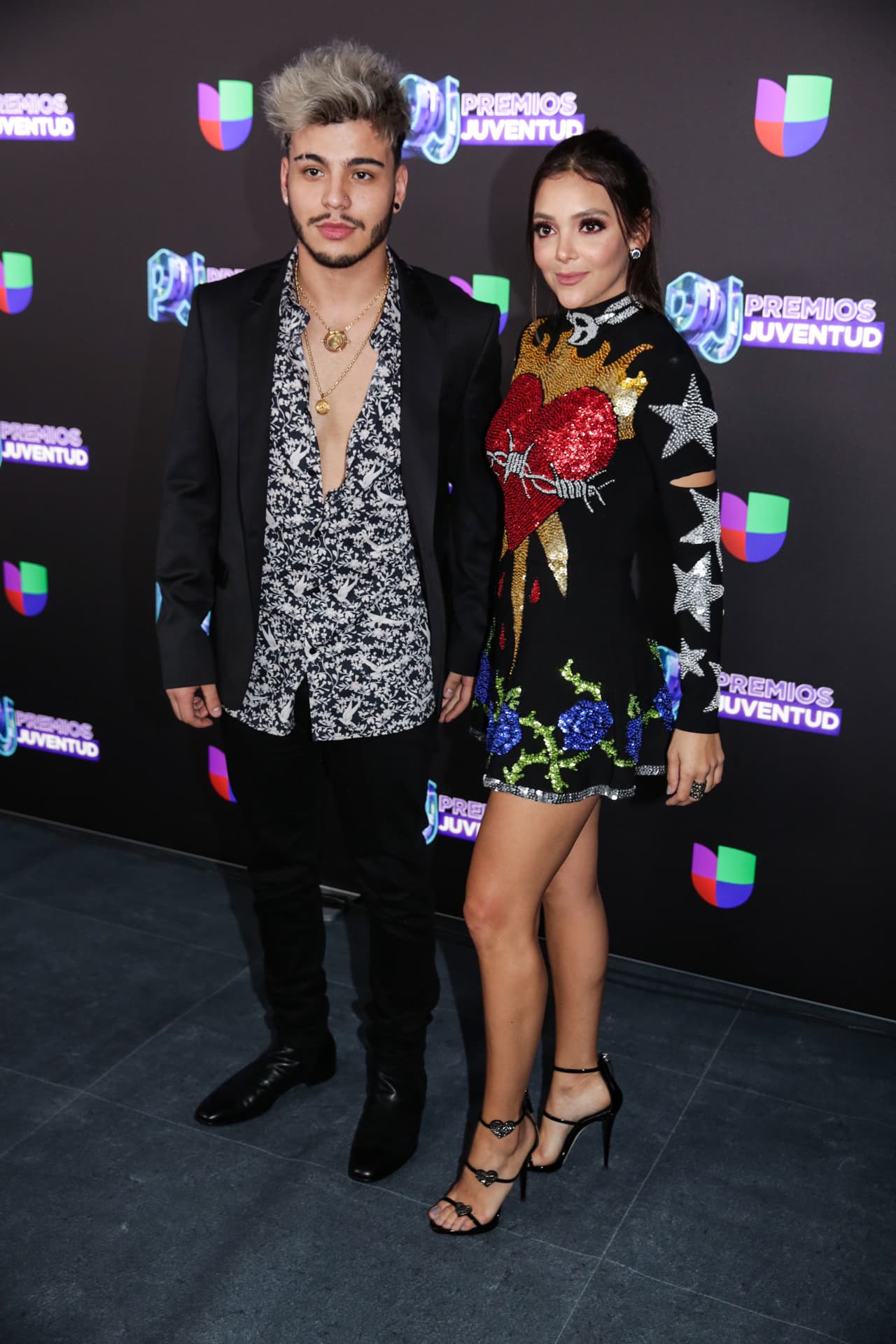 La actriz y conductora eligió a los diseñadores angelinos para acompañar a su novio en el evento.