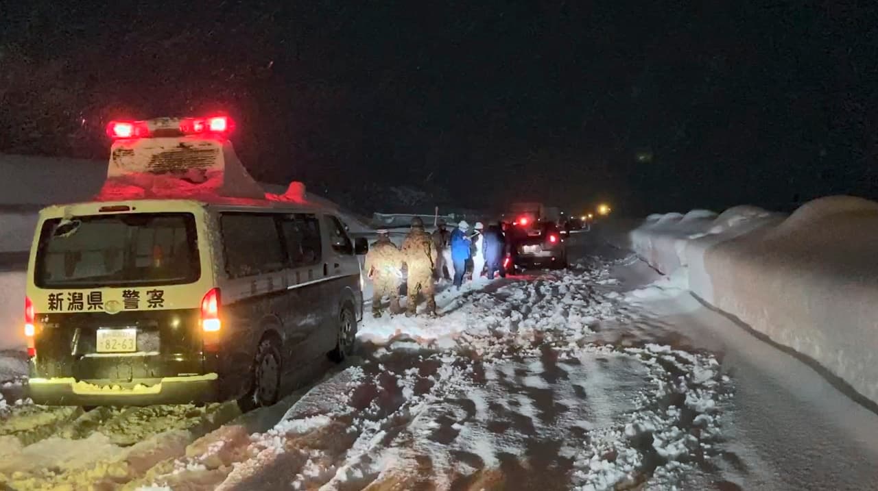 Más de 1,000 personas pasaron la noche del jueves atrapadas dentro de sus autos en una autopista de Japón.