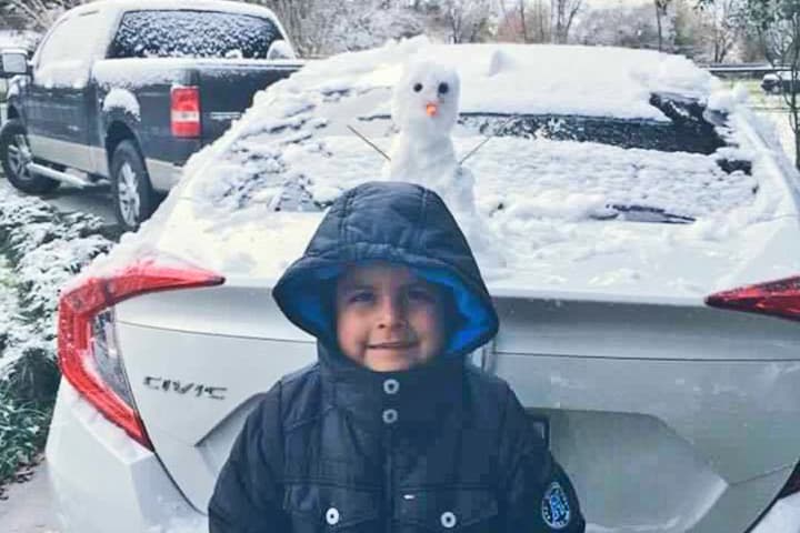 Muchos aprovecharon el raro evento para tomarse fotos, jugar con la nieve y construir el tradicional muñeco navideño.