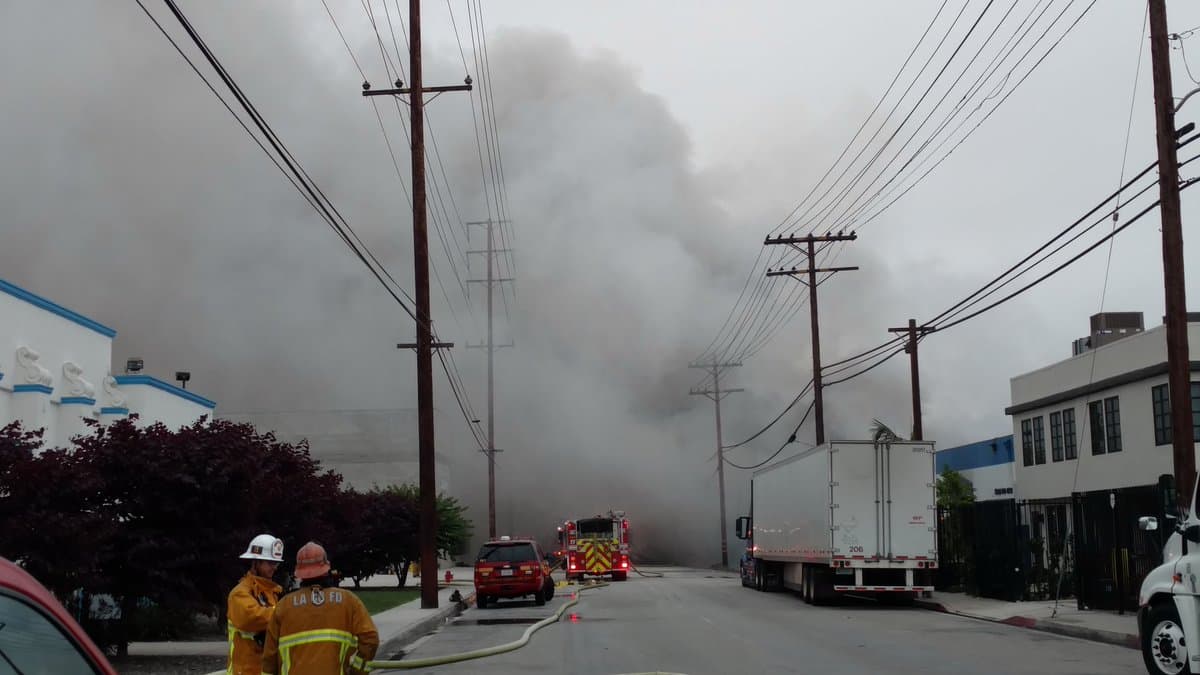Los bomberos descartan tóxicos en el humo del masivo incendio en Los Ángeles
