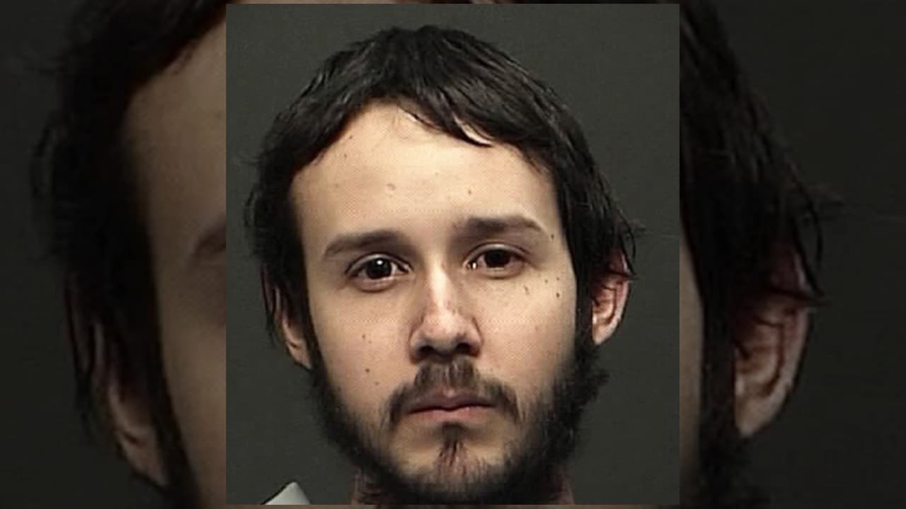 Jonathan Hatmaker es sospechoso de matar a su madre en una vivienda de Tucson